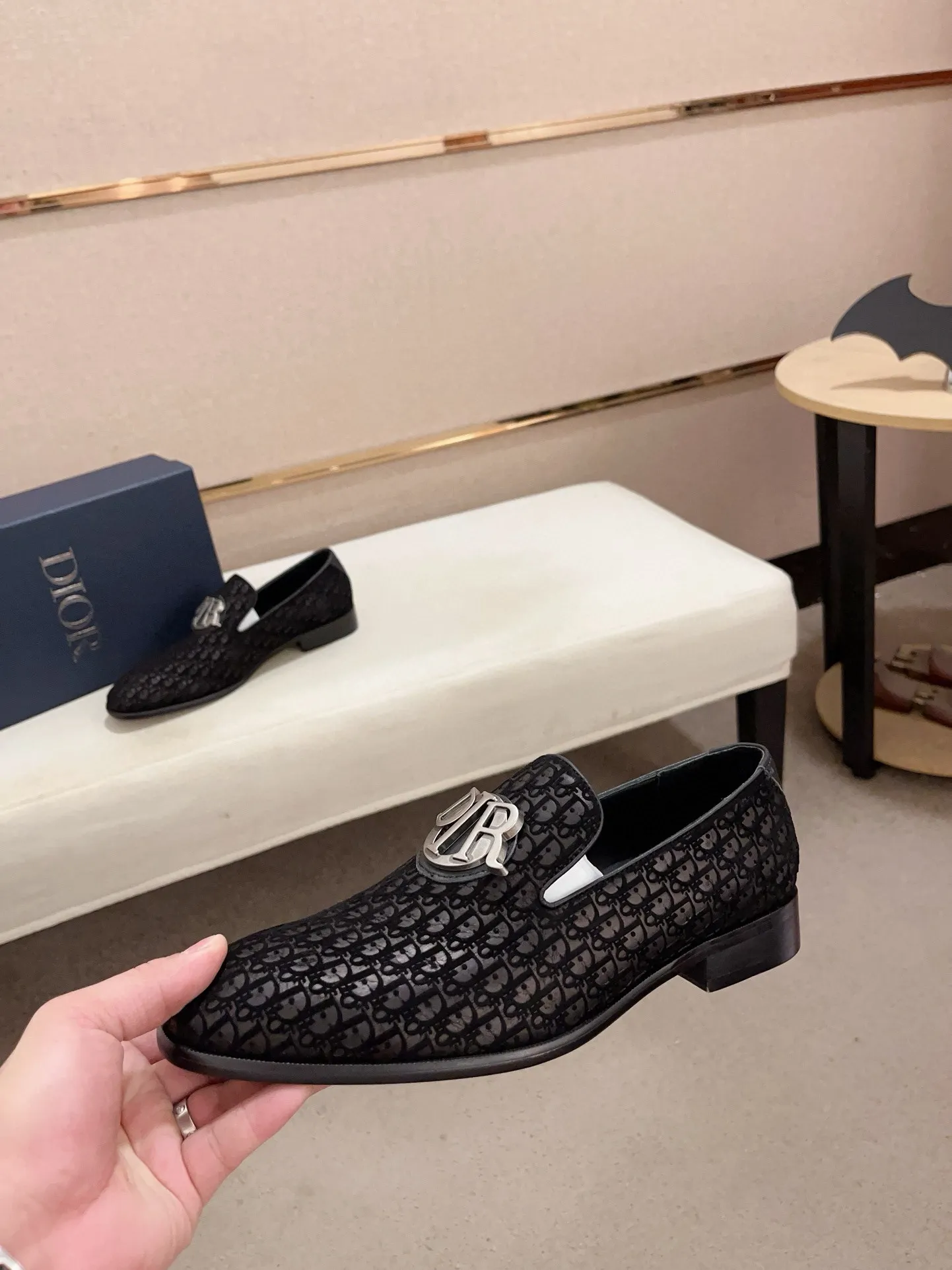 Factory price: 270 men's shoes 💰 High-end version of Dior Dior's new series. Famous actors and Internet celebrities wear super popular designs. They are designed with the sculptures of French artist Niki de Saint Phalle as rings. Material: Fabric: imported original material. Foot pads: cowhide. Outsole: Rubber outsole. Men's shoe size: 38~44. Can be customized to size 45.